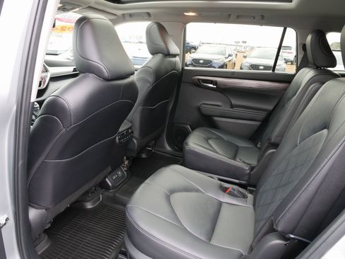 Used 2024 Toyota Highlander Platinum image 34