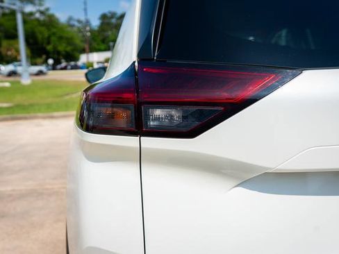 Used 2023 Nissan Rogue SV FWD image 16