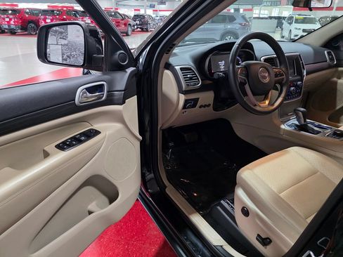 Used 2019 Jeep Grand Cherokee Laredo AWD/4WD image 11