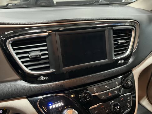 Used 2020 Chrysler Voyager L image 23