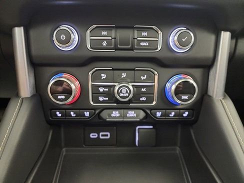 Used 2022 GMC Yukon SLT w/ SLT Premium Package image 31