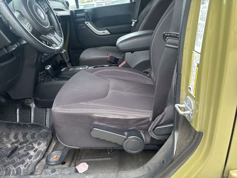 Used 2013 Jeep Wrangler Unlimited Rubicon w/ Connectivity Group image 9