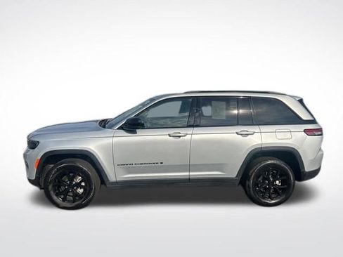 Used 2024 Jeep Grand Cherokee Altitude image 3