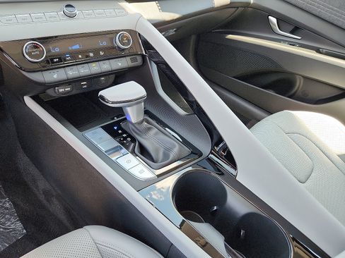 New 2025 Hyundai Elantra Limited image 14