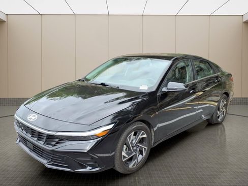 Certified 2024 Hyundai Elantra Limited FWD image 2