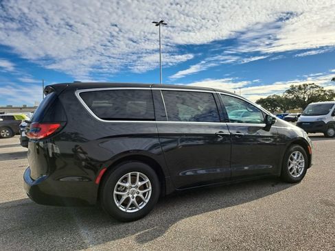 Used 2023 Chrysler Pacifica Touring-L image 5