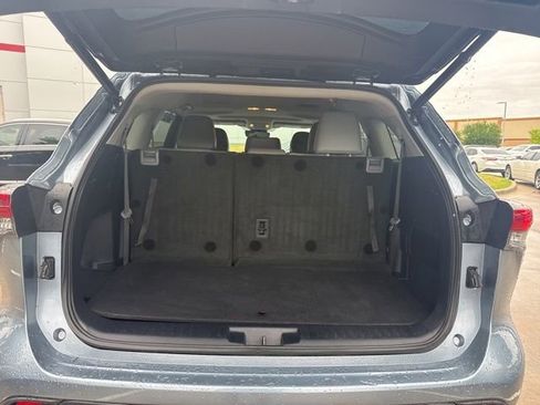Used 2021 Toyota Highlander XLE image 7