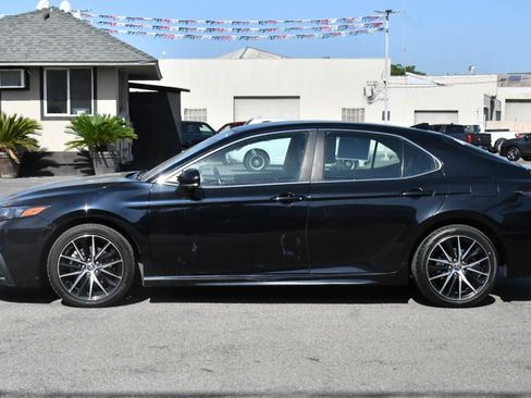 Used 2022 Toyota Camry SE FWD image 4