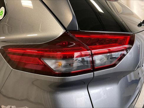 Certified 2023 Nissan Rogue SV image 34