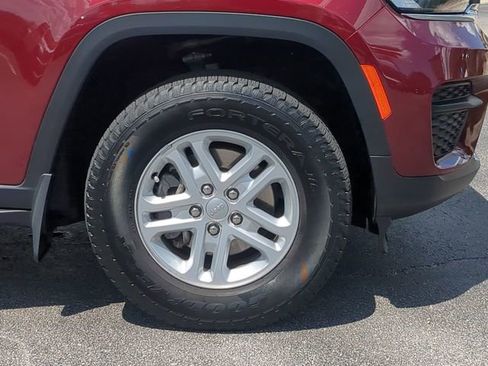 Used 2024 Jeep Grand Cherokee Laredo AWD/4WD image 11