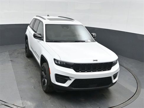 New 2025 Jeep Grand Cherokee Altitude image 34