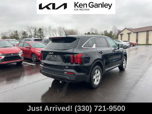 Used 2023 Kia Sorento LX image 5