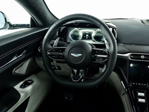 Used 2025 Aston Martin V8 Vantage Coupe RWD image 24