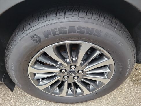 Certified 2023 Lincoln Nautilus AWD w/ Premium Package image 6