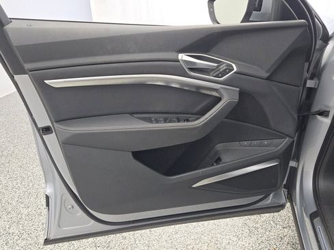 Used 2022 Audi e-tron Premium Plus w/ Premium Plus Package image 19