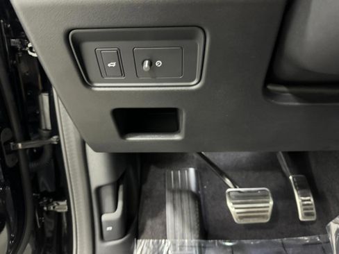 Used 2026 Land Rover Discovery Limited Edition image 30