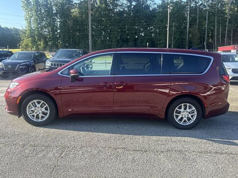 Used 2023 Chrysler Pacifica Touring-L FWD image 6