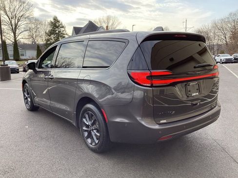 Used 2021 Chrysler Pacifica Touring-L w/ Uconnect Theater Family Group image 5