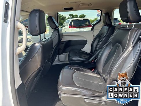 Certified 2023 Chrysler Pacifica Touring-L FWD image 10