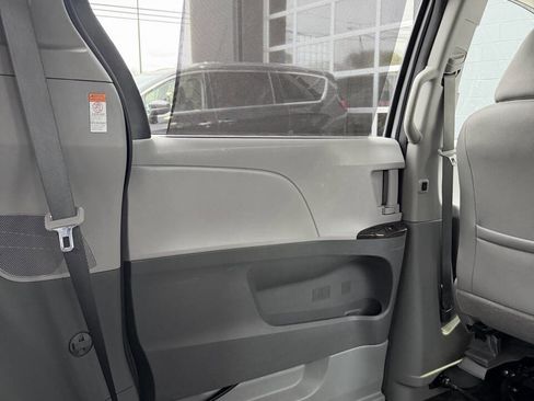 Used 2017 Toyota Sienna XLE image 27