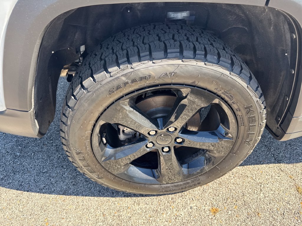 Used 2025 Jeep Grand Cherokee Altitude AWD/4WD image 5