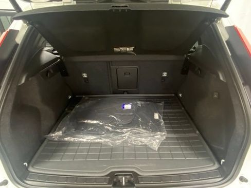 Used 2024 Volvo XC40 B5 Plus w/ Climate Package AWD/4WD image 9