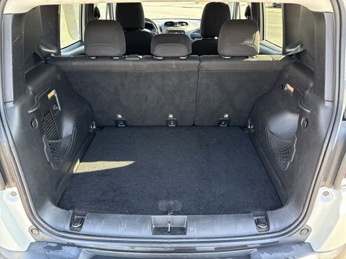 Used 2016 Jeep Renegade Latitude w/ Cold Weather Group image 5