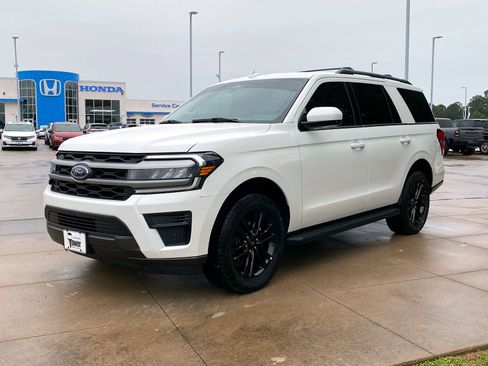 Used 2024 Ford Expedition XLT RWD image 3