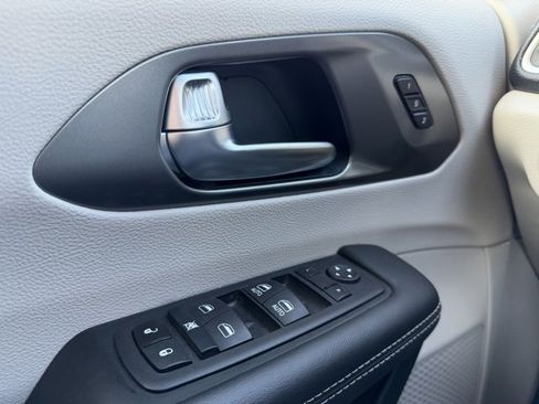 Used 2024 Chrysler Pacifica Touring-L image 20