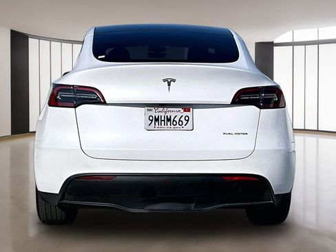 Used 2024 Tesla Model Y Long Range AWD/4WD image 5