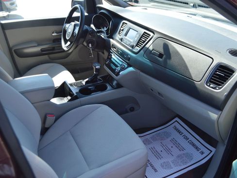 Used 2017 Kia Sedona LX FWD image 19