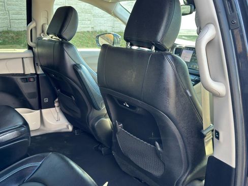 Used 2021 Chrysler Pacifica Touring-L FWD image 40