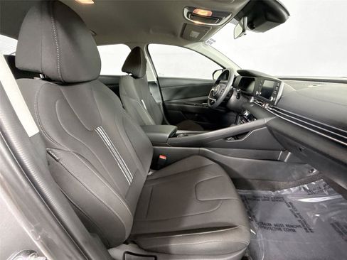 Used 2025 Hyundai Elantra Hybrid FWD image 32