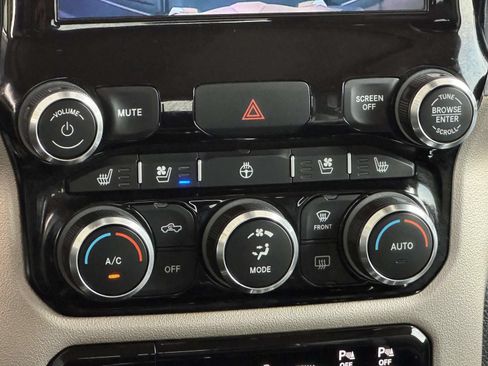 Used 2019 RAM 1500 Laramie AWD/4WD image 11