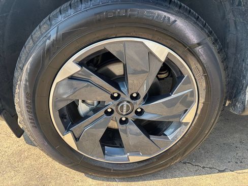 Used 2025 Nissan Rogue SV FWD image 32