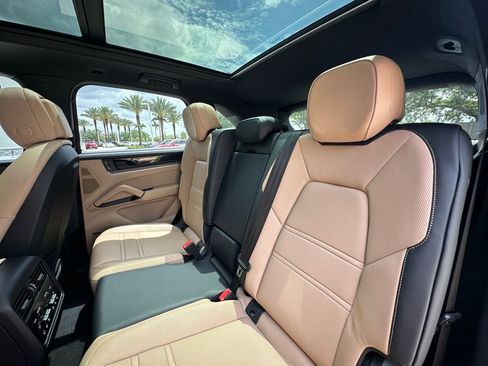 Certified 2025 Porsche Cayenne E-Hybrid AWD/4WD image 38