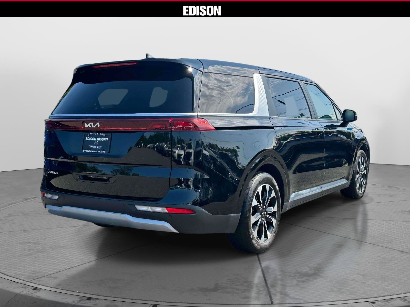 Used 2024 Kia Carnival EX FWD image 4