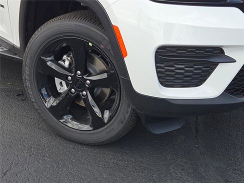 New 2025 Jeep Grand Cherokee Altitude image 3