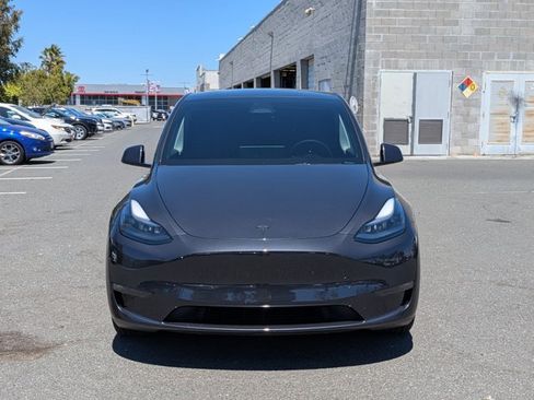Used 2024 Tesla Model Y Long Range AWD/4WD image 2
