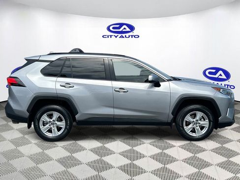 Used 2020 Toyota RAV4 XLE w/ Convenience Package FWD image 2