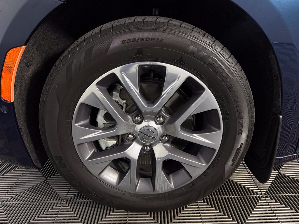 Used 2023 Chrysler Pacifica Pinnacle FWD image 11