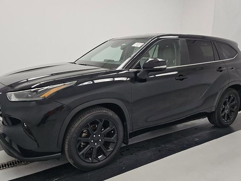 Used 2024 Toyota Highlander LE FWD image 1