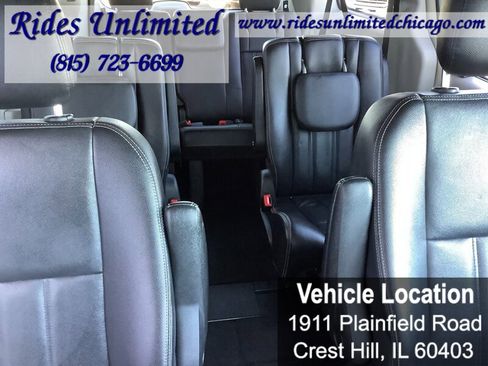 Used 2014 Chrysler Town & Country Touring FWD image 40