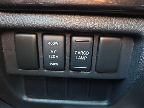 Used 2018 Nissan Titan SV w/ SV Convenience Package image 31