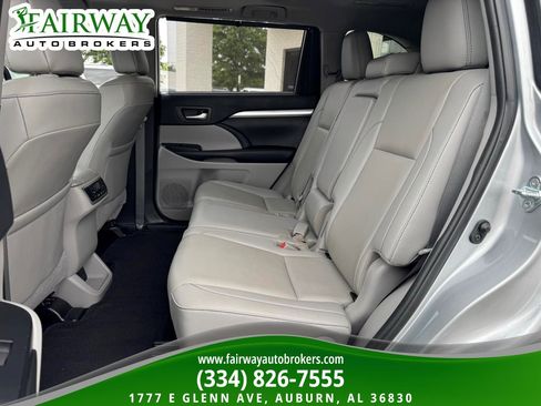 Used 2019 Toyota Highlander XLE FWD image 11
