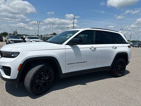 Used 2024 Jeep Grand Cherokee Altitude AWD/4WD image 30