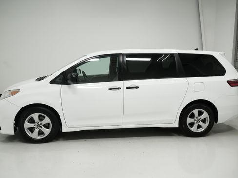 Used 2020 Toyota Sienna L image 7