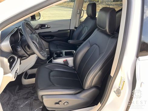 Used 2024 Chrysler Pacifica Touring-L image 23