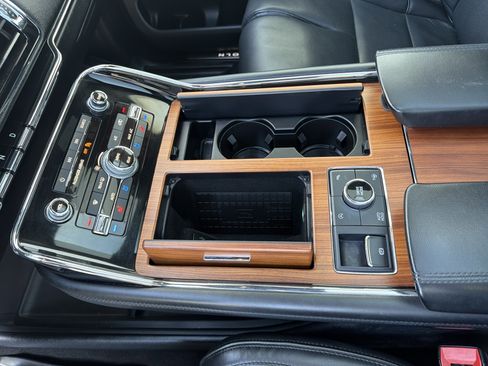 Used 2019 Lincoln Navigator Reserve AWD/4WD image 36