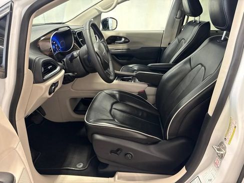 Used 2024 Chrysler Pacifica Limited FWD image 12